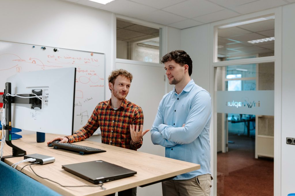 Projectleider civiele techniek aan het werk
