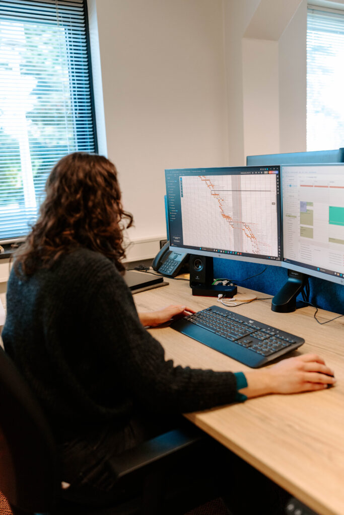 Ontwerper civiele techniek van InVra plus werkt achter de computer aan civieltechnisch ontwerp.